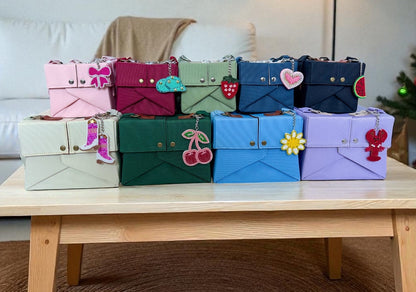 Leather Cosmetic Bag That Opens Into a Tray